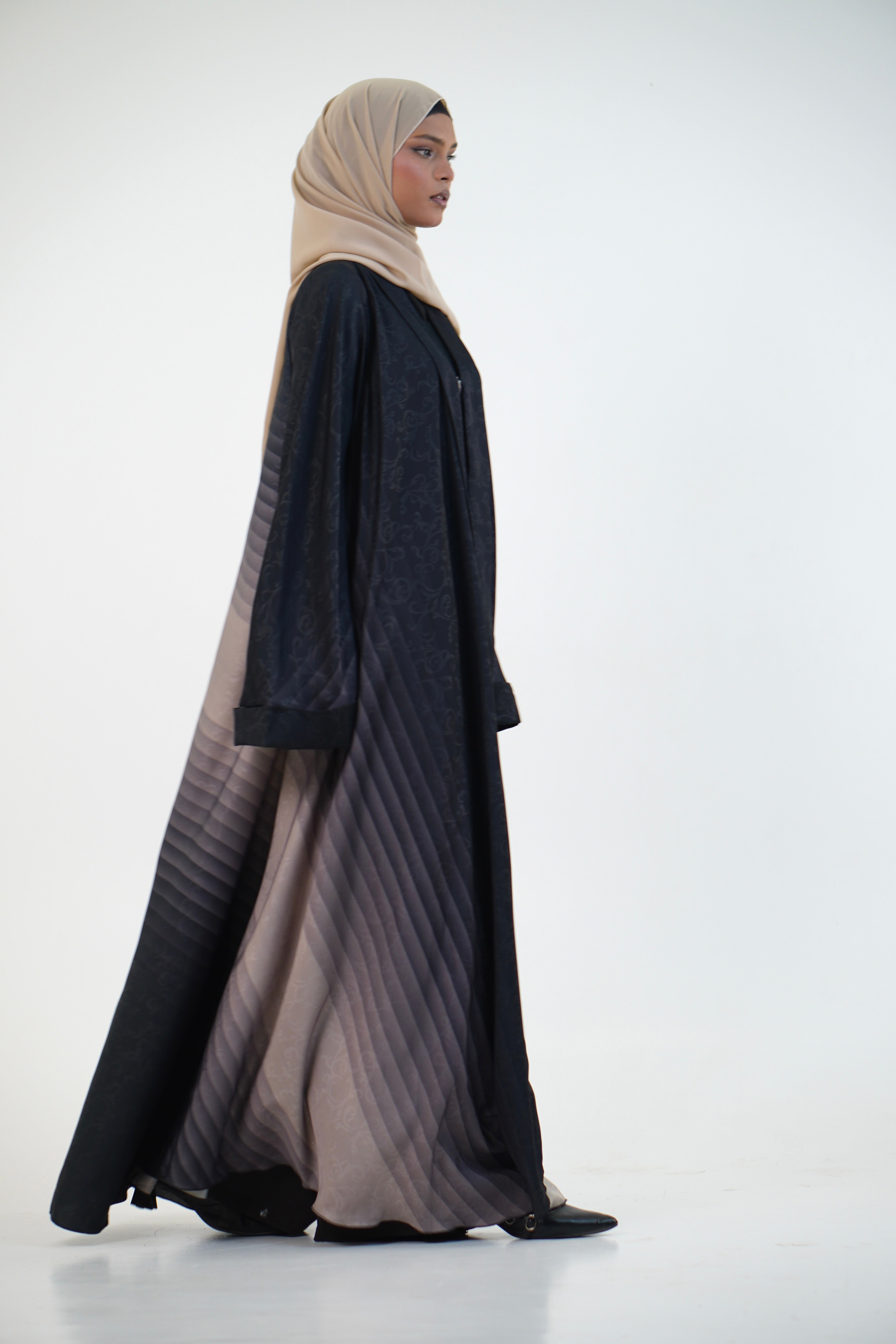 TEXTURED OMBRE PLEATED ABAYAH