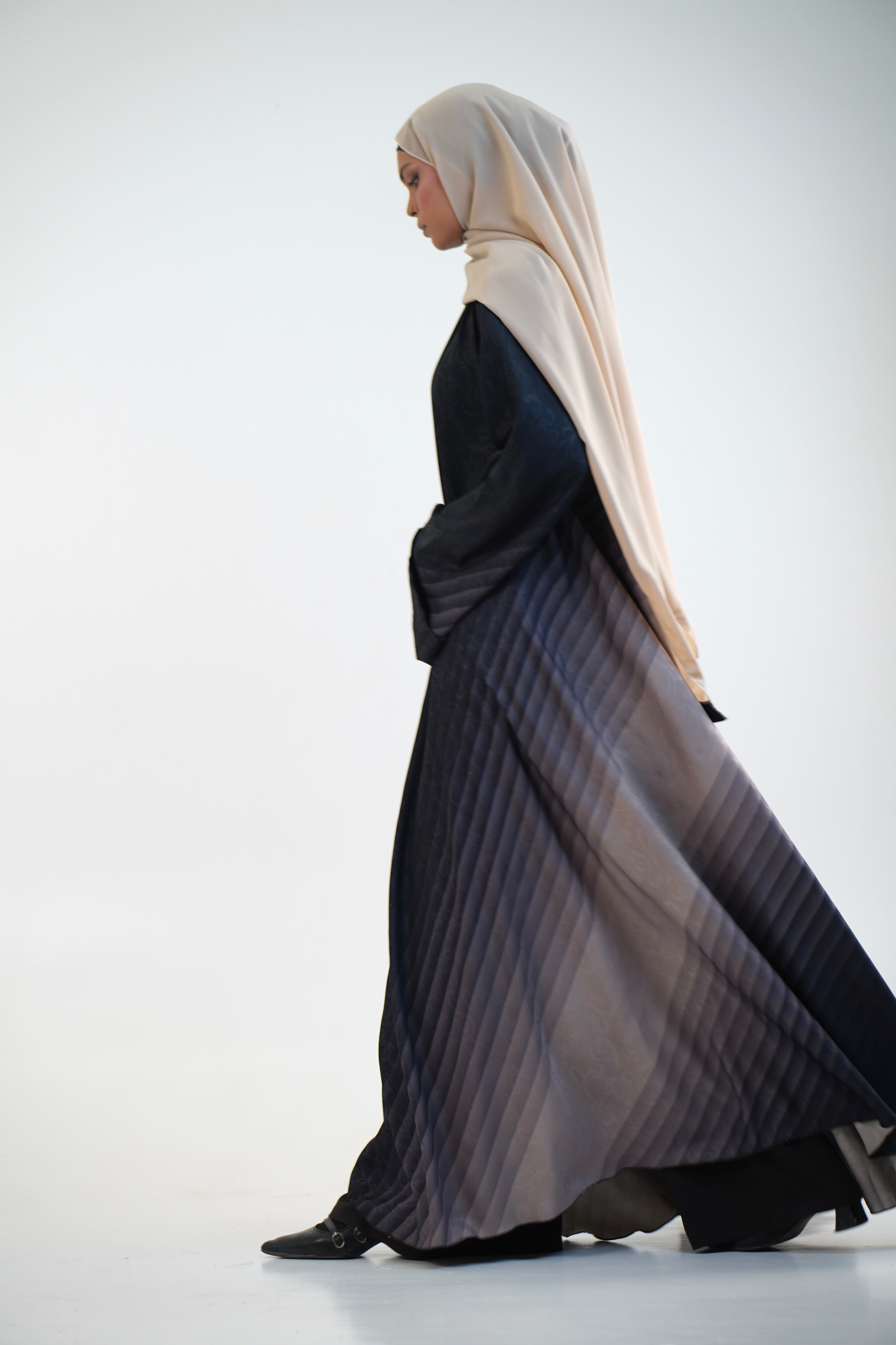TEXTURED OMBRE PLEATED ABAYAH