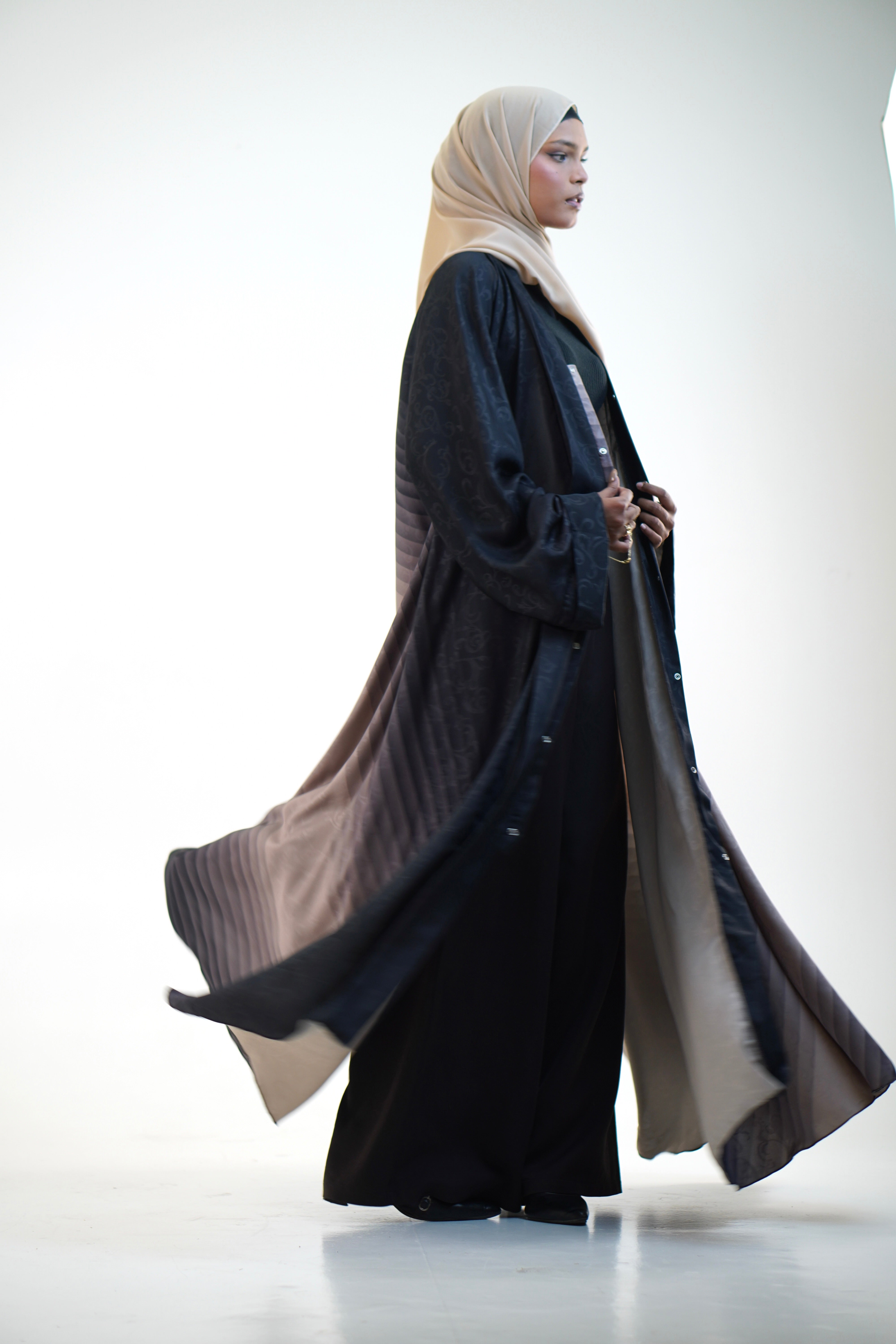 TEXTURED OMBRE PLEATED ABAYAH
