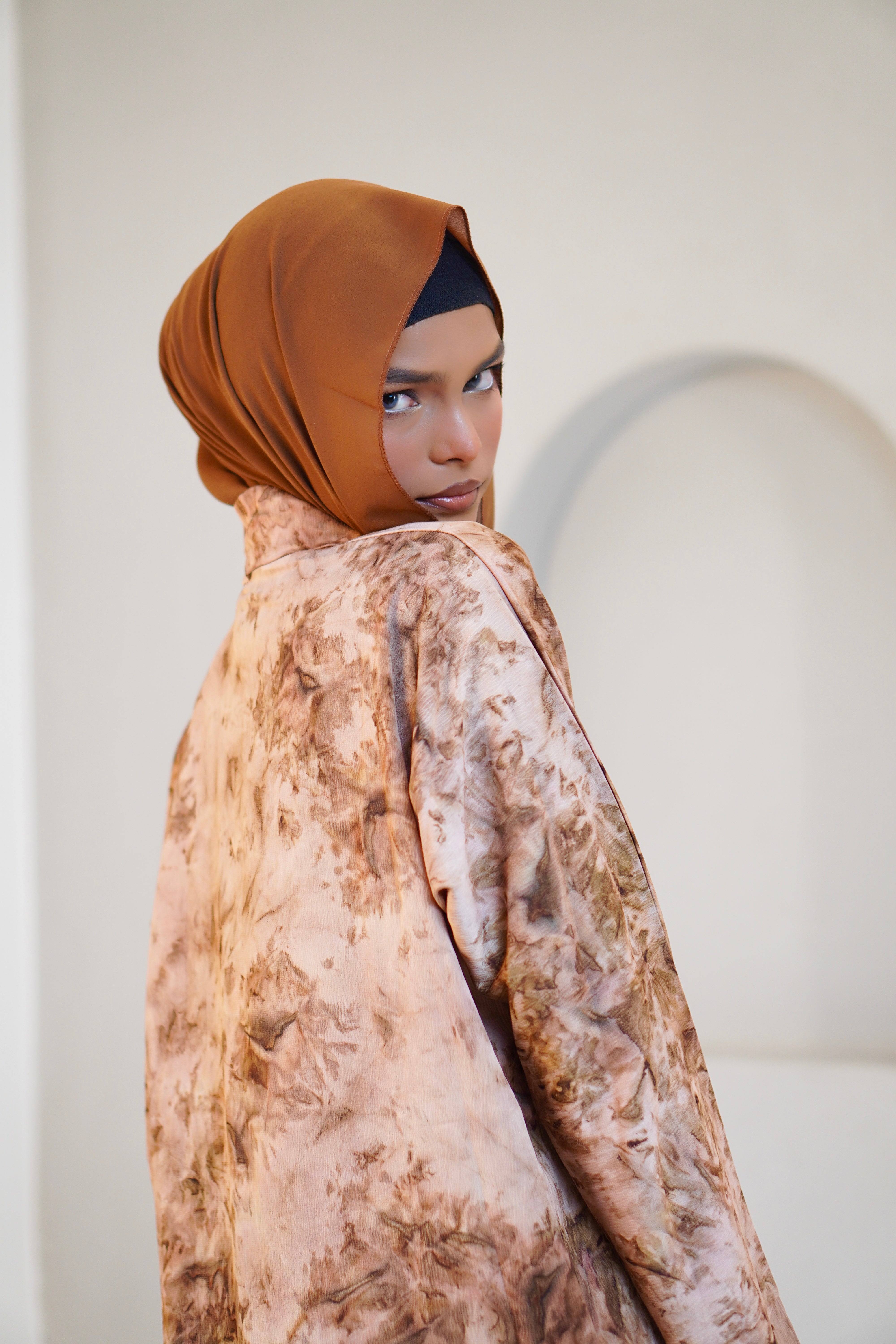 EARTHY PRINT ABAYAH - CARAMEL