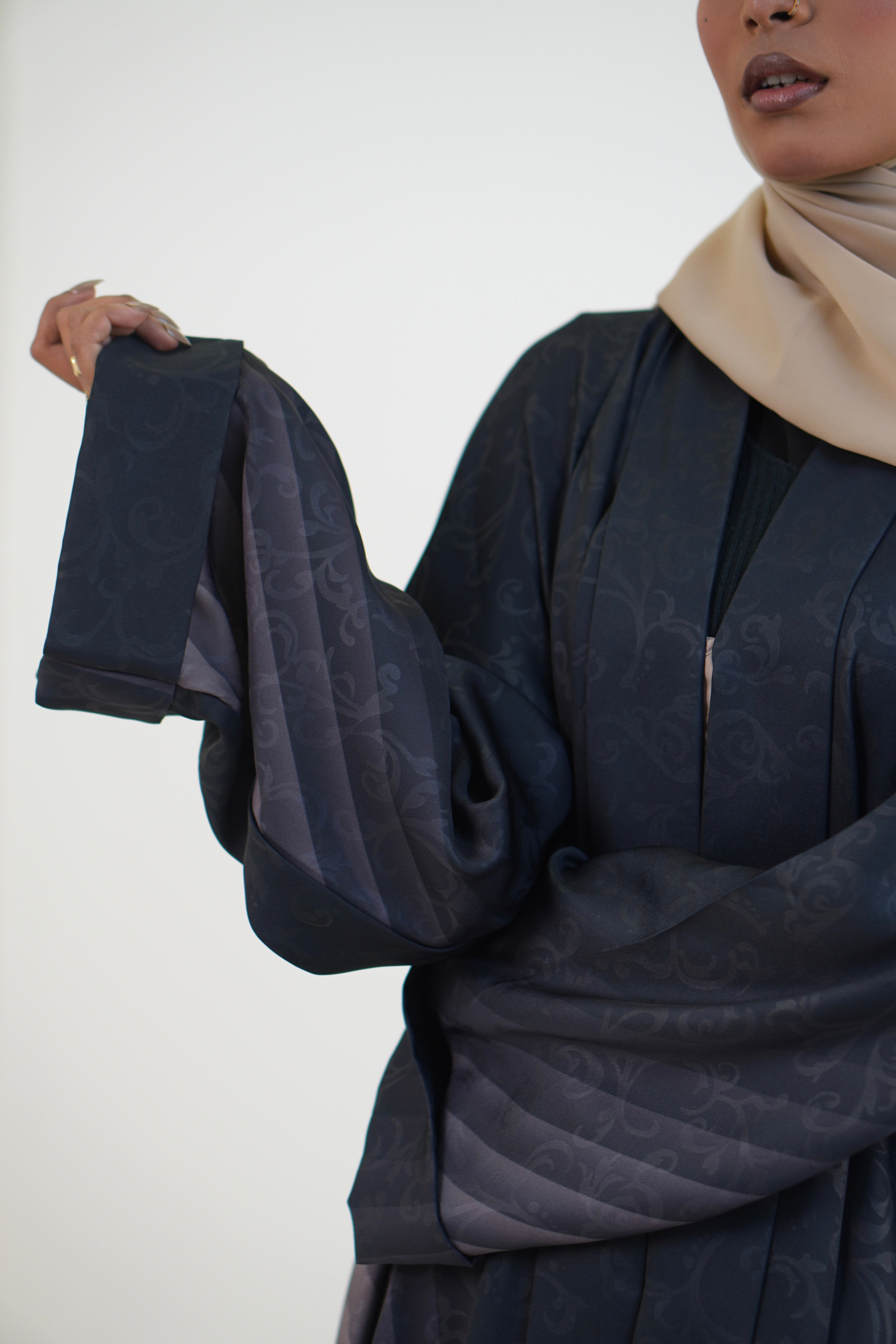 TEXTURED OMBRE PLEATED ABAYAH