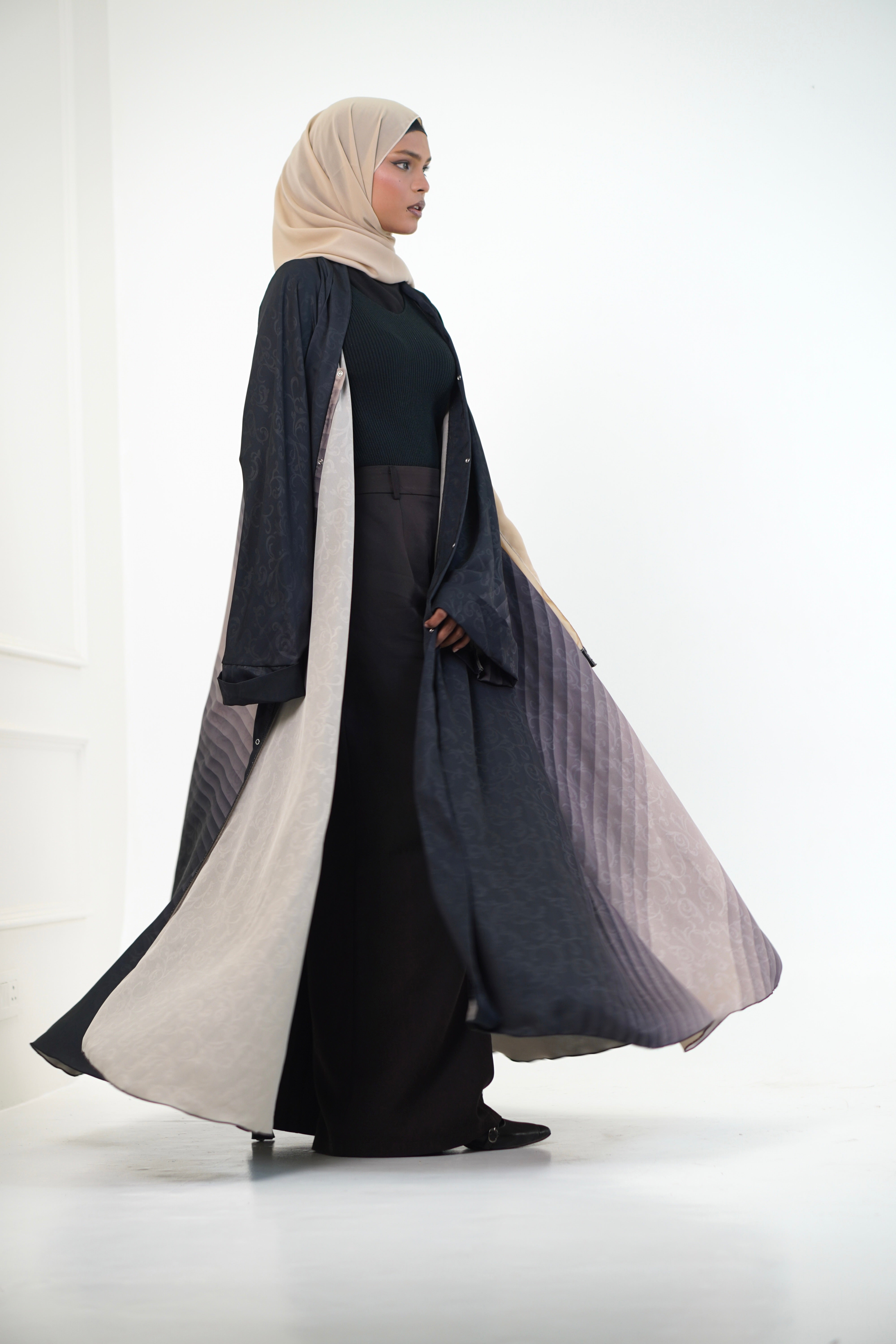 TEXTURED OMBRE PLEATED ABAYAH